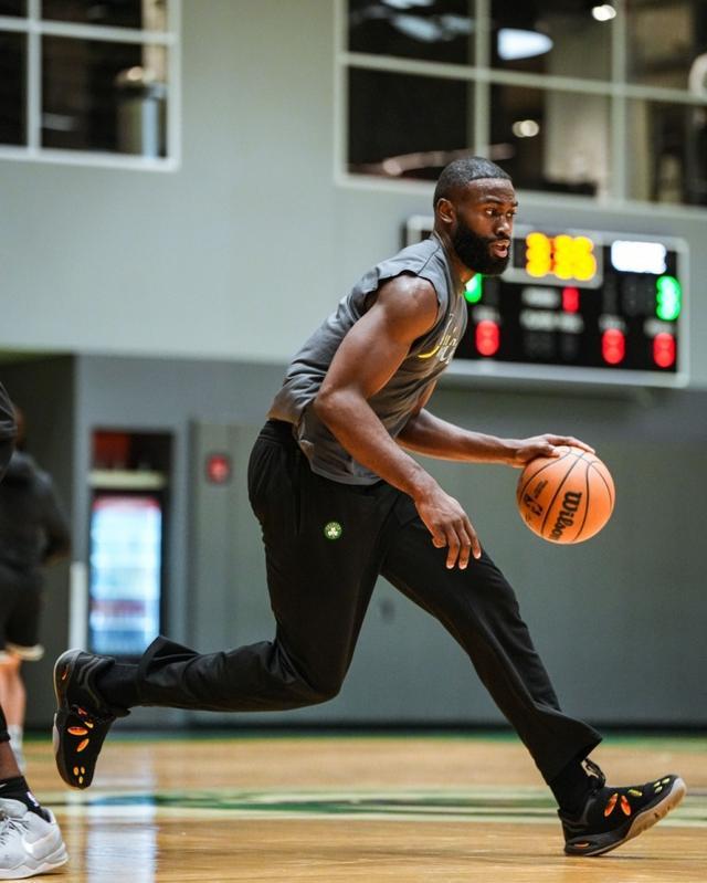 凯尔特人翻盘奇才，杰伦·布朗送出助攻的简单介绍