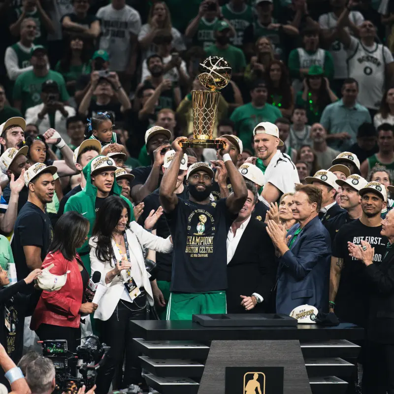 雄鹿翻盘黄蜂，杰伦·布朗三分雨点燃全场