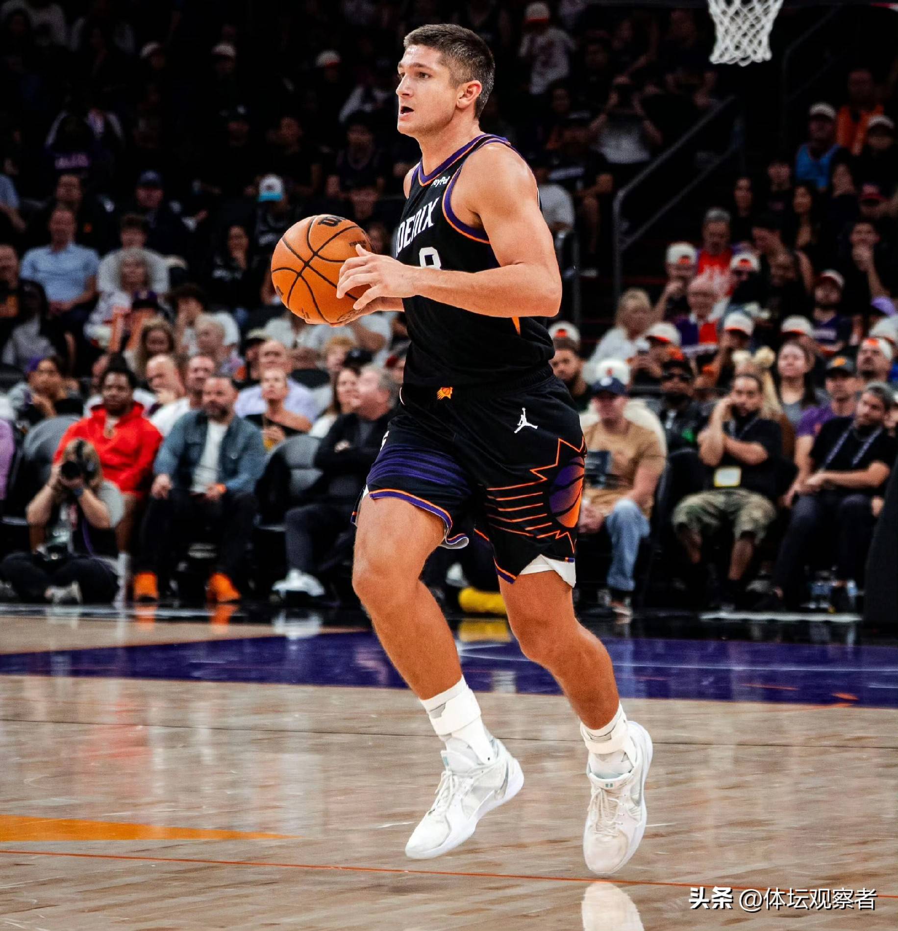 马刺鏖战鹈鹕，布克带队取胜