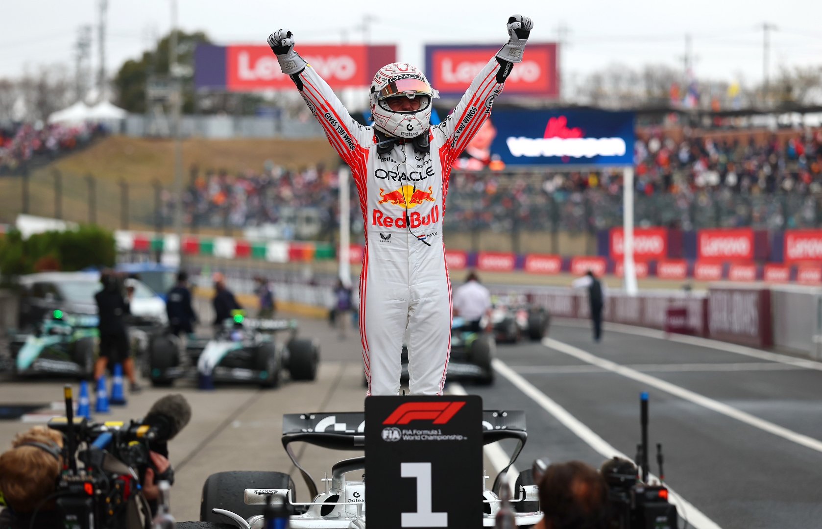 迈凯伦鏖战梅赛德斯，维斯塔潘带队取胜